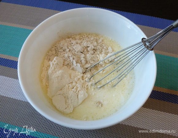 Немного взобьем яйца, кефир, сахар и соль. Добавим пшеничную овсяную муку «Рязаночка», разрыхлитель. Если тесто будет густовато, то добавьте кипяченой воды до нужной консистенции.