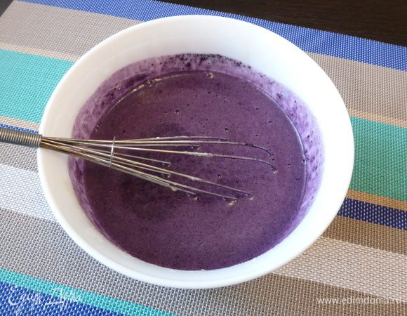 Вмешаем черничное пюре и пару ложек растительного масла, тщательно размешаем. Оставим на 15 минут.