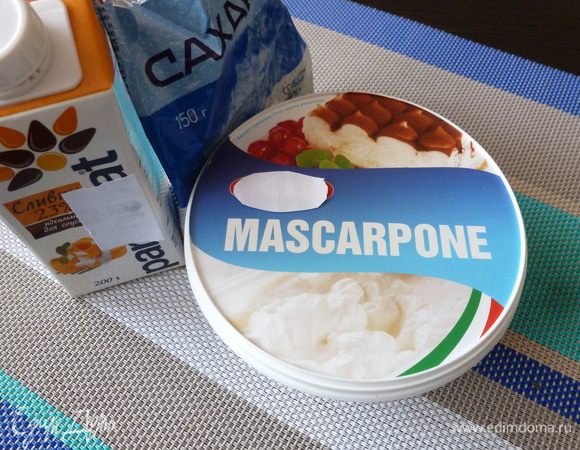 Готовим крем из маскарпоне, сливок и сахарной пудры.