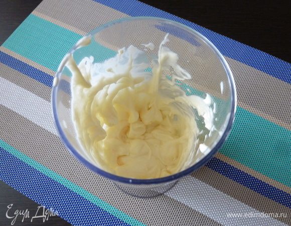 Взобьем сливки с сахарной пудрой и щепоткой соли. Затем аккуратно лопаткой вмешиваем маскарпоне. Крем готов! Можно дать ему немного охладится в холодильнике.