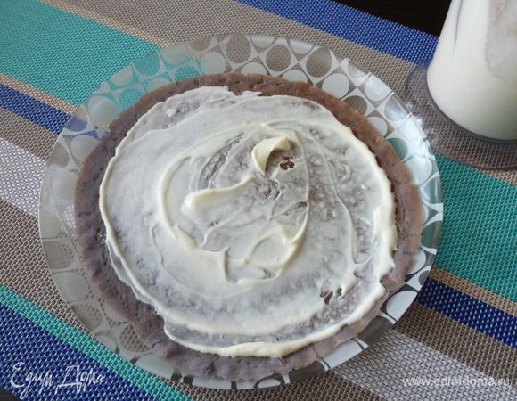 Черничный блинчик смазываем кремом и сворачиваем в трубочку. Укладываем на тарелку горкой.