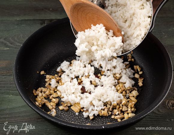 Грибы нарезать и пожарить до золотистого цвета. Смешать рис с обжаренными грибами.