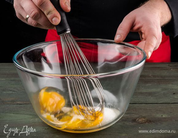 Приготовьте блинчики. Яйца взбейте с солью и сахаром. 