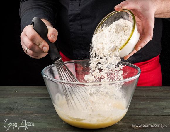 Всыпьте муку. Продолжая взбивать, введите небольшими порциями молоко и растительное масло. 