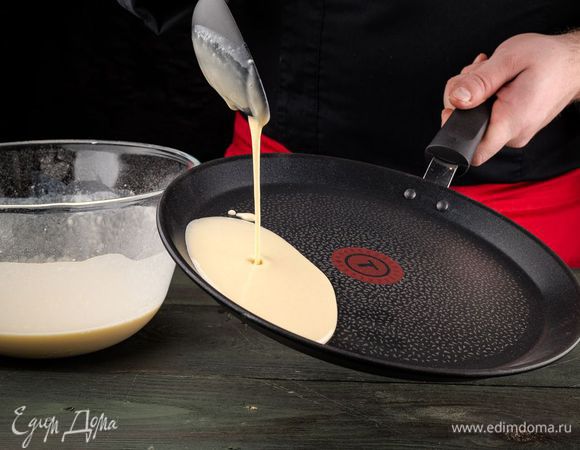 Далее пожарьте блины.