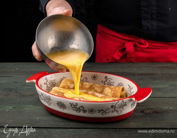 Залейте взбитыми яйцами.