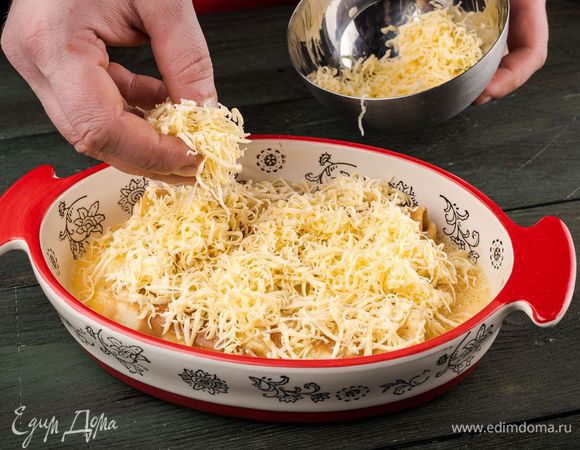 Посыпьте мускатным орехом и тертым сыром. 