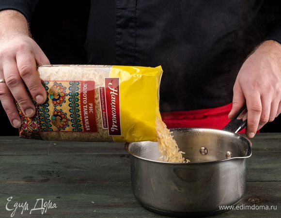 Духовку предварительно разогреть до 190°С. Рис Золото Таиланда ТМ «Националь» отварить согласно инструкции на упаковке. Яйца отварить вкрутую и почистить.