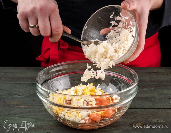 Добавить рис и нарезанные яйца.