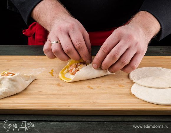 Кладем начинку, смазываем желтком и защипываем края.
