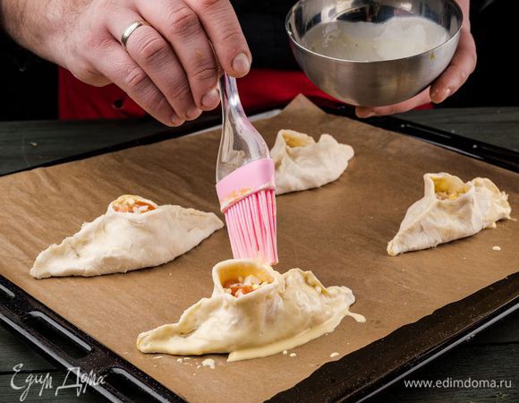 По желанию смазываем сверху желтком и отправляем в духовку на 20 минут.