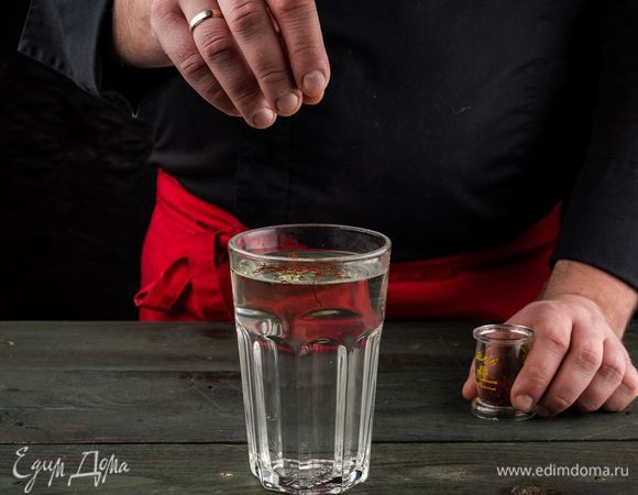 Шафран залить небольшим количеством кипятка.