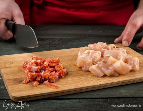 Нарезаем мясо: колбасу и курицу.