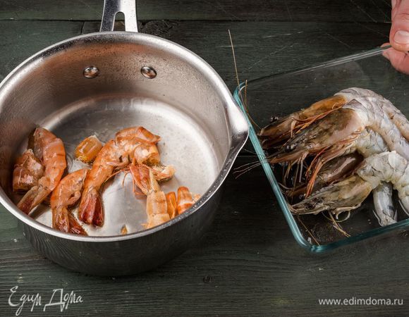 Чистим креветки и обжариваем панцири на оливковом масле.