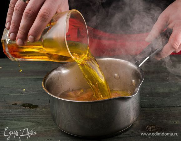 Заливаем панцири шафрановой водой.