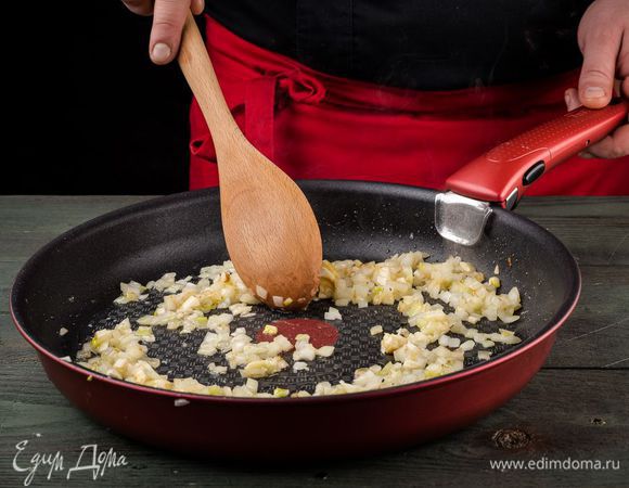 Начинаем делать обжарку. Первым обжариваем лук и чеснок.