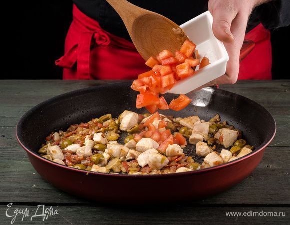 Далее добавляем колбасу и оливки, курицу и помидоры.
