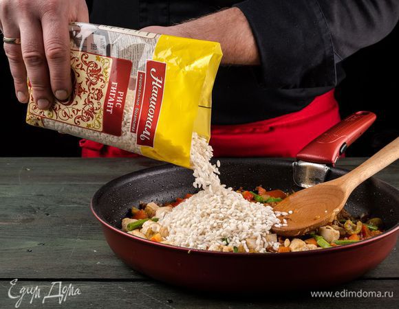 Добавляем перец, фасоль и засыпаем рис Гигант ТМ «Националь».