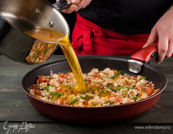 Заливаем рис процеженным бульоном, добавляем вино и даем немного выпариться. Соотношение 1/3.
