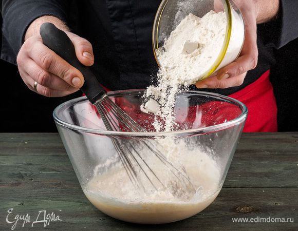 Затем постепенно, тщательно вымешивая, добавляем муку. Поставить тесто в теплое место на 1,5 часа.
