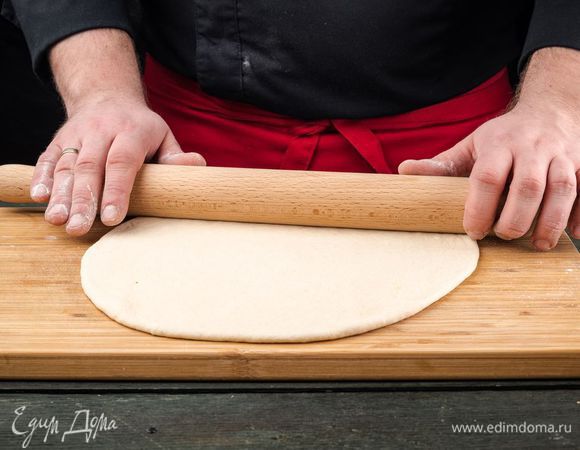 Отрезать от общего количества теста кусок чуть больше половины и раскатать. 