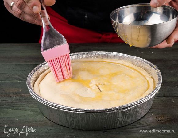 Оставшееся тесто раскатать, выложить на начинку, края защипать. В середине пирога вырезать дырочку для выхода пара. 