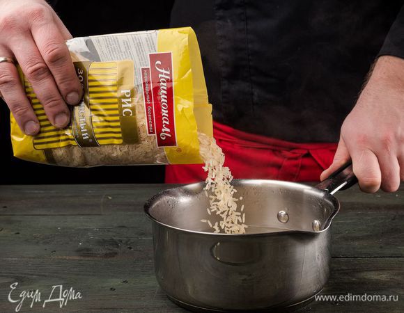 Рис Золотистый ТМ «Националь» отварить. Также отварить и почистить креветки.