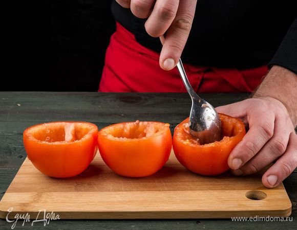 Помидоры разрезать пополам и удалить середину.