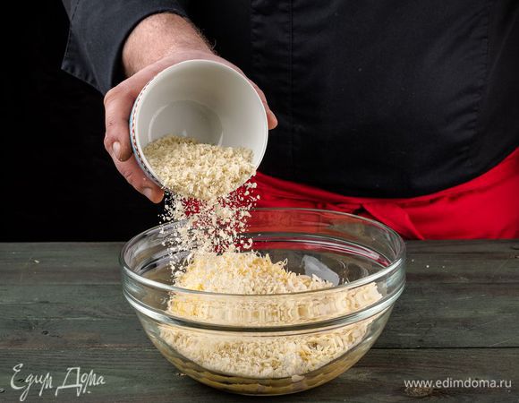 Перемешать рис, нарезанные креветки, взбитое яйцо, сухари и 2/3 сыра (натереть на терке), посолить, поперчить. 