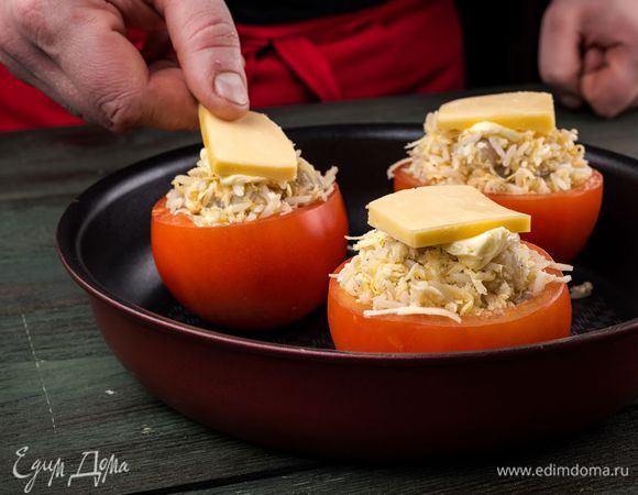 Выложить помидоры на противень, положить сверху кусочки сыра. 