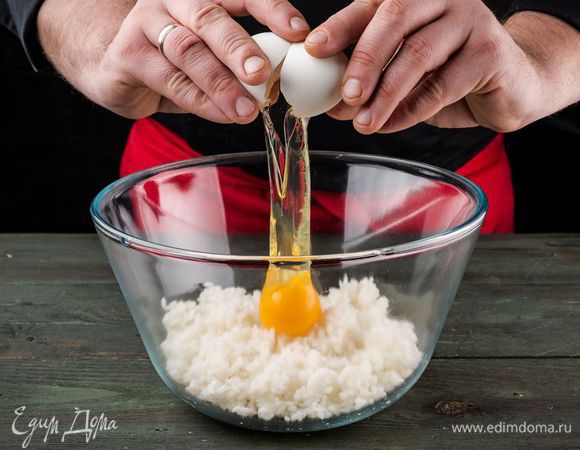К остывшему рису добавить 1 яйцо, посолить, поперчить, перемешать.