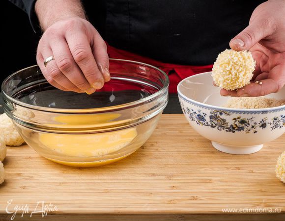 Обмакнуть каждый шарик во взбитое яйцо, затем обвалять со всех сторон в сухарях.