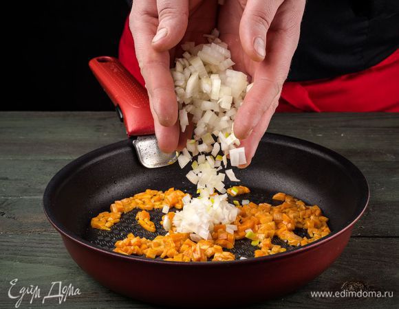 На оливковом масле слегка обжарить нарезанную морковь и нашинкованый лук.