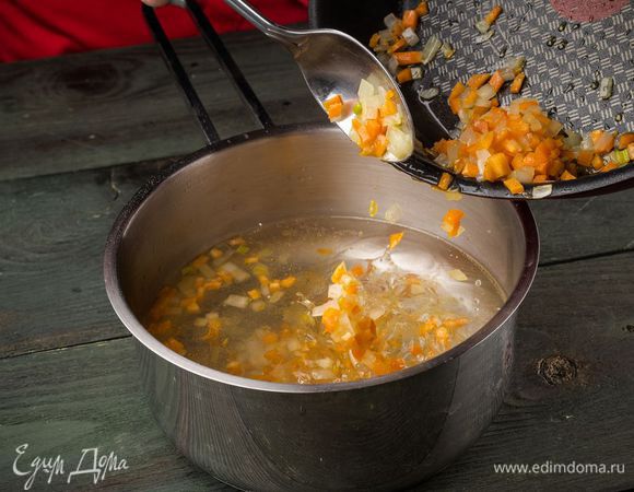 В кипящую воду высыпать обжаренные овощи.