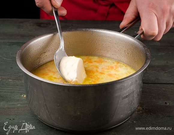 Добавить плавленый сыр и растворить его.