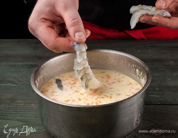 Добавить рис и очищенные креветки и варить 10 мин.