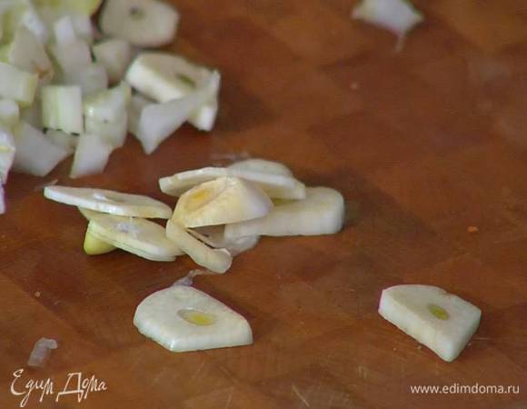 Весь чеснок почистить, один зубчик нарезать пластинками, один зубчик мелко порубить.