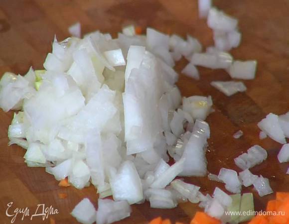 Весь лук почистить, половинку луковицы мелко нарезать.