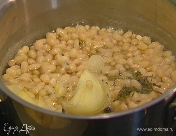 Фасоль залить водой согласно инструкции на упаковке, добавить целиком помидор, луковицу, зубчик чеснока и лавровый лист, варить до готовности без добавления соли, затем овощи и лавровый лист удалить.