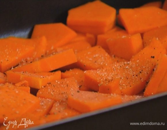 Тыкву почистить, нарезать небольшими кусочками, поместить в противень, посыпать нарубленным чесноком и розмарином, посолить, поперчить и запечь в духовке до готовности.