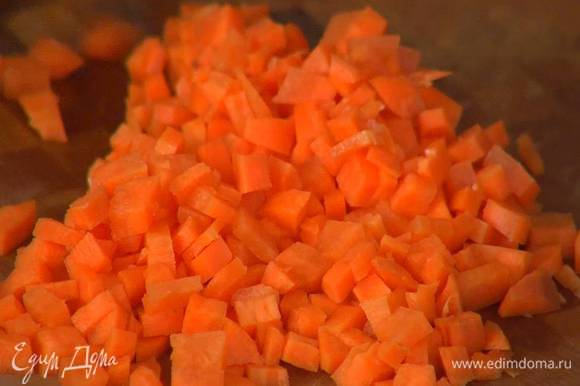 Морковь почистить и мелко порезать.