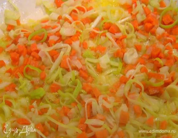 Сельдерей и лук-порей тонко нарезать и выложить в сковороду с морковью и луком, добавить нарезанный пластинками чеснок, все перемешать и томить 5‒7 минут на маленьком огне, пока овощи не станут мягкими.