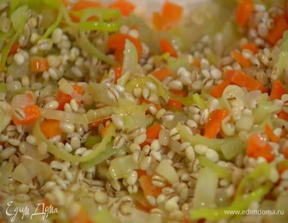 Всыпать перловку, все перемешать и дать крупе пропитаться ароматами.