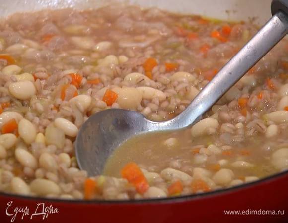 Когда перловка будет практически готова, добавить отваренную фасоль, увеличить огонь и все перемешать.