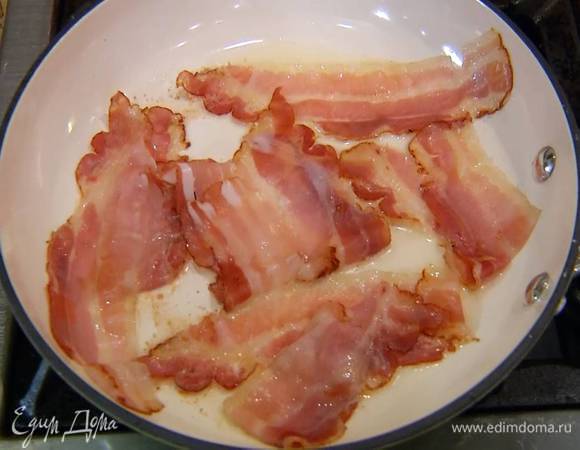 Разогреть в сковороде оставшееся оливковое масло и обжаривать полоски бекона до появления золотистой корочки.