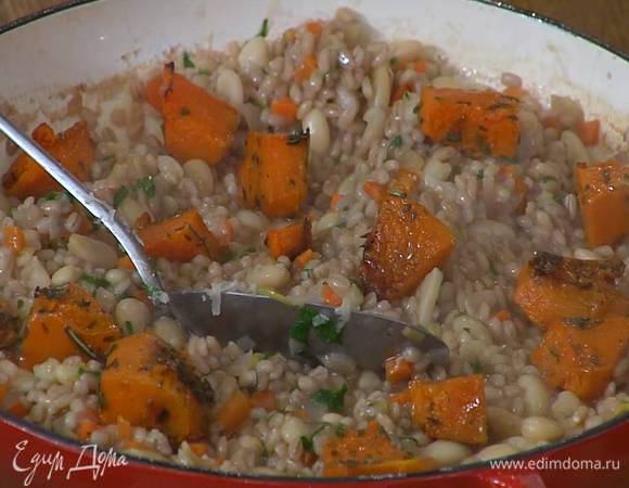 Сыр натереть на мелкой терке и всыпать в кашу, сверху разложить кусочки запеченной тыквы и обжаренный бекон.