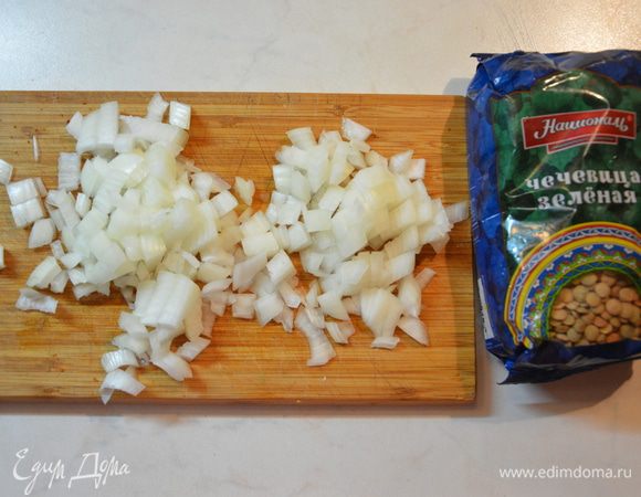 Лук нарезать кубиками.