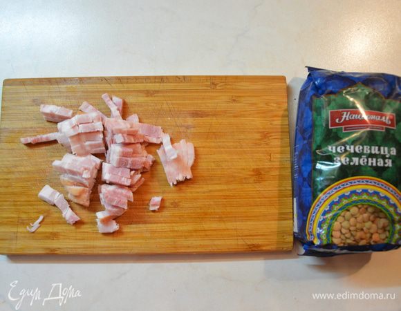 Бекон нарезать соломкой.