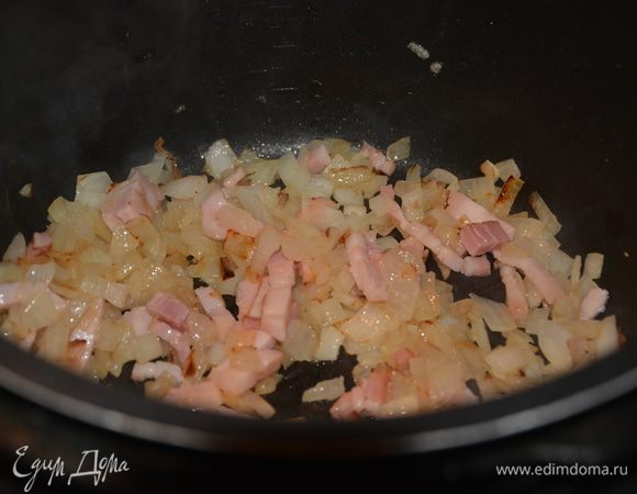 Обжарить лук до золотистого цвета на растительном масле в режиме «Жарка», добавить бекон. Жарить 2 минуты. Посолить.