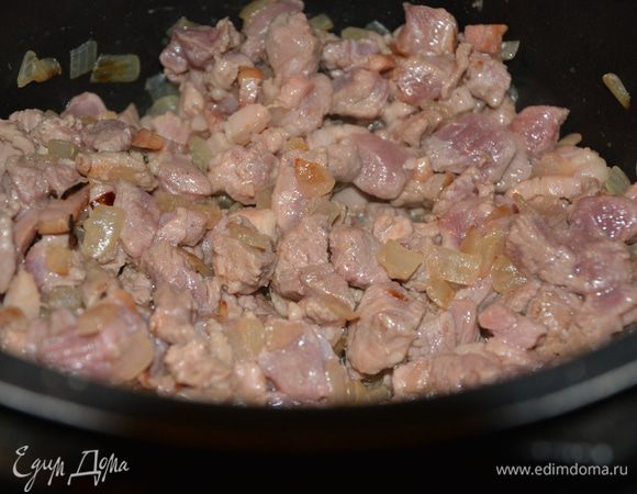 Добавить мясо, жарить еще 3 минуты.